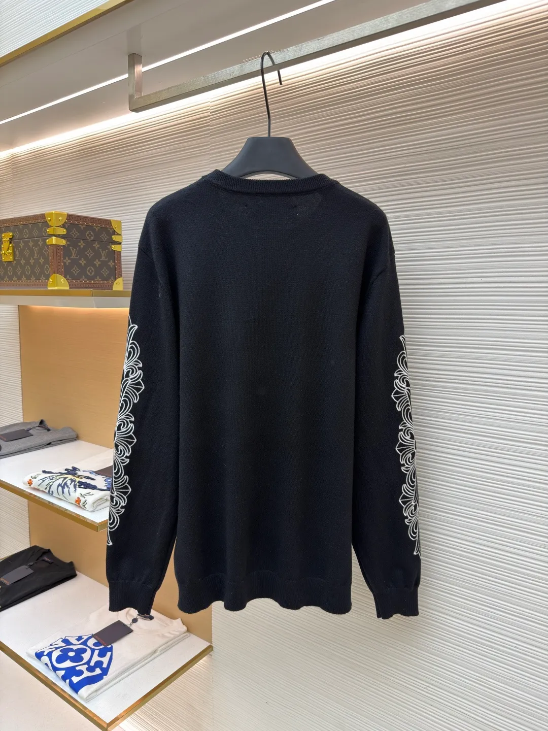 Chrome Hearts scroll embroidered sweater ●Item number: 1682476-A85 ●Fabric: wool fabric ●Technology: embroidery production ●Color: black ●Version: loose fit ●Weight: about 475 grams ●Size: S-M-L-XL ●Description: Select high-quality wool and cashmere raw materials, blended according to a certain proportion. Wool provides warmth and durability, while cashmere gives clothing a soft, delicate feel. The combination of the two makes the fabric both comfortable and practical. Different from market products, our sweaters feel softer and waxier. We use the shrinking characteristics of cashmere fiber to shrink the sweaters. Ironing knitted sweaters to make them smoother and crisper while maintaining style characteristics. The ironing process requires precise control of temperature and pressure to prevent clothing from deforming or being damaged. The overall wiring is straight and delicate, the fabric is comfortable and soft, and the color is consistent without color difference. It can be matched with the same style to create a fashionable look and control various occasions. Customized accessories, complete with three standards, same style for men and women!